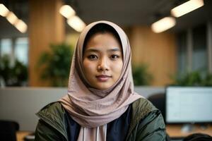 ai generado profesional joven mujer en hijab posando con confianza a el oficina generativo por ai foto