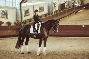 mujer jockey con su caballo foto