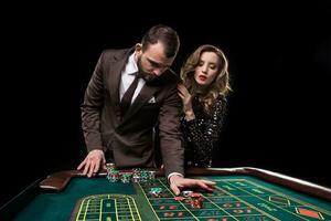 hombre y mujer jugando a ruleta mesa en casino foto