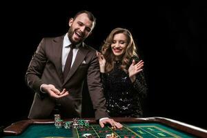 hombre y mujer jugando a ruleta mesa en casino foto