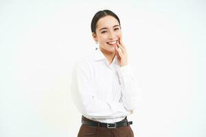 retrato de sonriente coreano mujer, mujer de negocios con despreocupado felicidad en su rostro, blanco estudio antecedentes foto