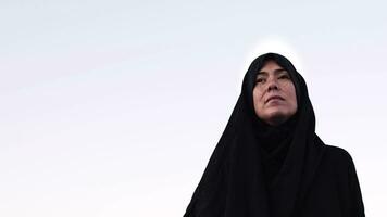 ciego musulmán joven mujer en negro oración atuendo video