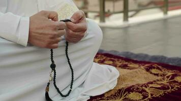 femme dans blanc prière tenue prie avec chapelet video