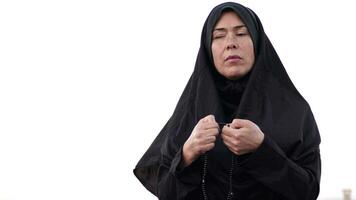 Blind moslim jong vrouw in zwart gebed kleding bidden naar Allah video