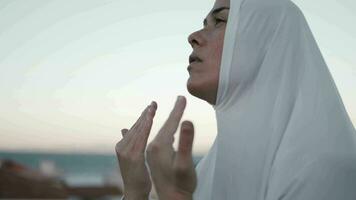 cieco musulmano giovane donna nel bianca preghiera attrezzatura preghiere per Allah video