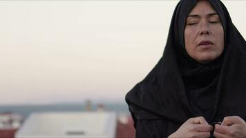 blind muslim ung kvinna i svart bön utrusta bön- till allah video