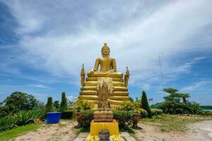 Statue golden buddha place of worship photo