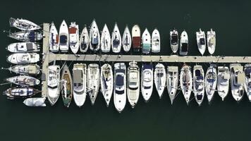 parte superior ver de barcos en procida, Italia, el más popular turista atracciones en el playa. acción. yate estacionamiento, yate y velero es amarrado a el muelle foto