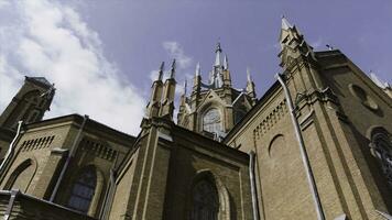 hermosa ver de un antiguo catedral en azul nublado cielo antecedentes. acción. antiguo histórico punto de referencia hecho de ladrillos, concepto de arquitectura. foto