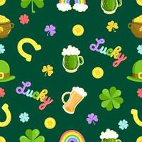 San Patricio día sin costura modelo con tréboles, sombrero y vaso de cerveza. vector ilustración