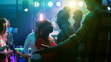 contento Pareja bailando en lento música, disfrutando romántico momento en danza piso. danza socios teniendo divertido con lento vals a Club nocturno, ir de fiesta juntos a social reunión. trípode disparo. foto