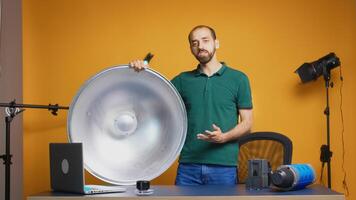 profesional fotógrafo grabación presentación de plata belleza plato para en línea taller. profesional estudio vídeo y foto equipo tecnología para trabajar, foto estudio social medios de comunicación estrella y hombre de influencia