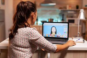 profesional gráfico editor retocar fotos de un cliente durante noche hora en hogar oficina. fotógrafo haciendo retrato enviar producción utilizando software y actuación computadora portátil, artista, ocupación, pantalla, gráfico