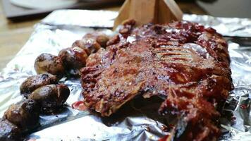 Soße Verbreitung auf gegrillt Fleisch video