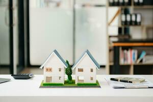 equilibrio el propiedad sector el real inmuebles agente es explicando el casa estilo a ver el casa diseño y el compra acuerdo. modelo casa foto