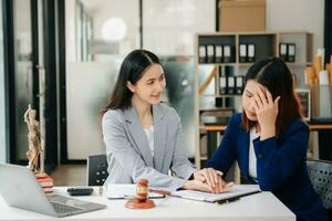 asiático negocio ley concepto, abogado negocio abogados son consultante abogados para mujer empresarios a archivo derechos de autor demanda judicial foto