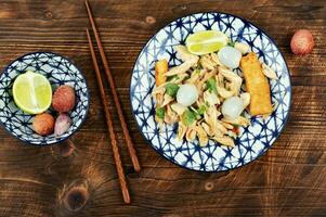 oriental ensalada con lychee y pollo. foto