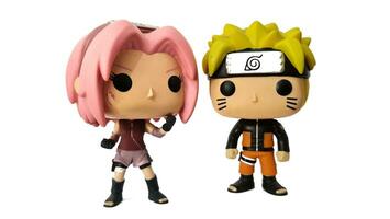 Jacarta, Indonesia en noviembre 20, 2023. funko popular vinilo figura nuevo desde Reino Unido articulo naruto uzumaki y sakura Haruno, foto