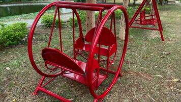 une rouge jouer balançoire est situé dans jouet. balançoire jouer sans pour autant les gens.les jardin. silencieux balançoire video