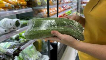 kiezen vers courgette, kruidenier boodschappen doen video