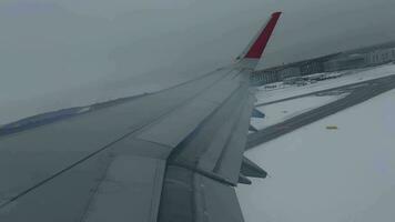 winter vlucht, besneeuwd luchthaven uitzicht onthuld video