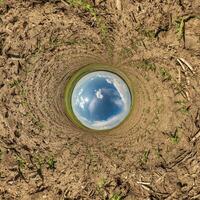 agujero azul esfera pequeño planeta dentro de hierba verde fondo de marco redondo foto