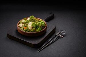 delicioso Fresco vegetales al vapor zanahorias, brócoli, coliflor foto