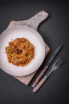 delicioso asiático udon plato con verduras, hongos, sal y especias foto