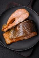 Delicioso filete de salmón recién cocinado con especias y hierbas al horno a la parrilla foto