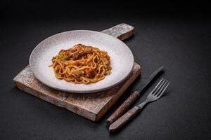delicioso asiático udon plato con verduras, hongos, sal y especias foto