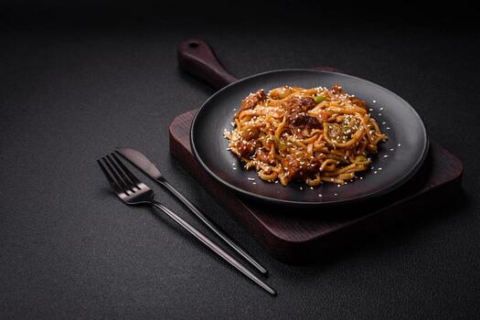 delicioso asiático udon plato con verduras, hongos, sal y especias foto