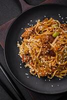 delicioso asiático udon plato con verduras, hongos, sal y especias foto