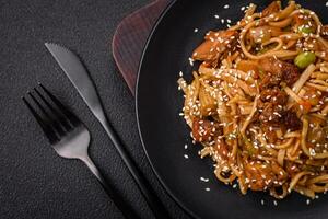 delicioso asiático udon plato con verduras, hongos, sal y especias foto