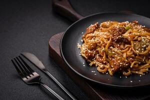 delicioso asiático udon plato con verduras, hongos, sal y especias foto