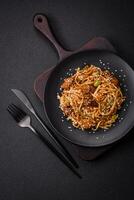 delicioso asiático udon plato con verduras, hongos, sal y especias foto