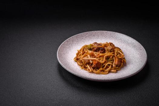 delicioso asiático udon plato con verduras, hongos, sal y especias foto