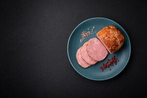 delicioso horneado pollo o Turquía carne rodar con sal y especias foto