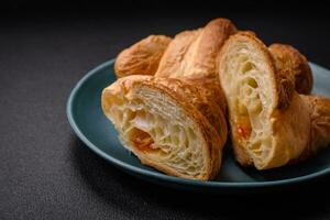 delicioso crujiente horneado dulce croissants con relleno en un cerámico plato foto