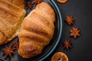 delicioso crujiente horneado dulce croissants con relleno en un cerámico plato foto