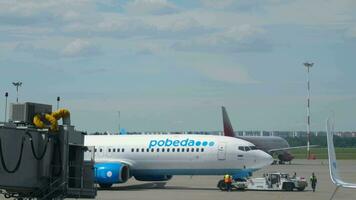 Boeing 737 of Pobeda with tow video