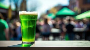 ai generado medio litro de verde cerveza con un borroso S t. patrick's día desfile en el antecedentes. foto