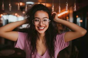 ai generado un niña sostiene su lentes arriba y sonrisas a el cámara foto