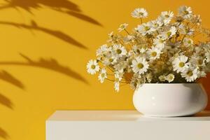 ai generado realista 3d hacer blanco vacío elegante blanco mármol productos monitor podio con hermosa blanco Bellis perennis margarita ramo de flores y follaje sombra en brillante mostaza amarillo pared. foto