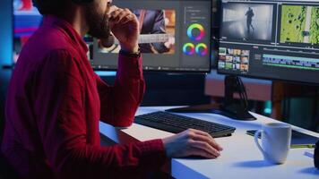 geschoold video editor samenvoegen rauw clips en beeldmateriaal in hoog kwaliteit afgewerkt videos in productie studio, dichtbij omhoog schot. videograaf in werking computer bewerken systemen en uitrusting