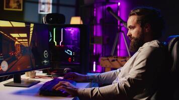 man spelar vetenskap fiktion fps TV-spel, har roligt i mörk lägenhet rum, använder sig av gaming dator kringutrustning. gamer tävlande i pvp uppkopplad multiplayer spel, stridande fiender med trogen pistol video