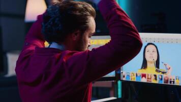 uttråkad förhalar Foto redaktör på Hem, tittar på rolig katt video istället av håller på med hans jobb. uppskjutande lättja och improduktiv miljö på Hem, slöseri tid rullning