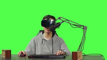 pov di emittente utilizzando virtuale la realtà occhiali per ruscello vivere azione gioco mentre seduta a stazione di lavoro giocando ragnatela gli sport. media produttore record portico trasmissione utilizzando vr cuffia. video