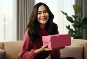 ai generado un mujer participación un rosado regalo caja con un sonrisa en su cara foto