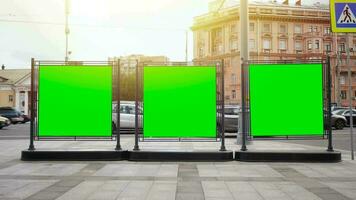 une panneau d'affichage avec une vert écran sur une occupé rue video