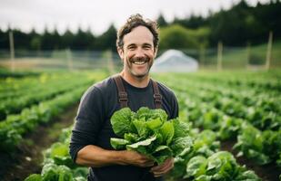 ai generado un hombre en un campo es sonriente con un verde cabeza de lechuga foto